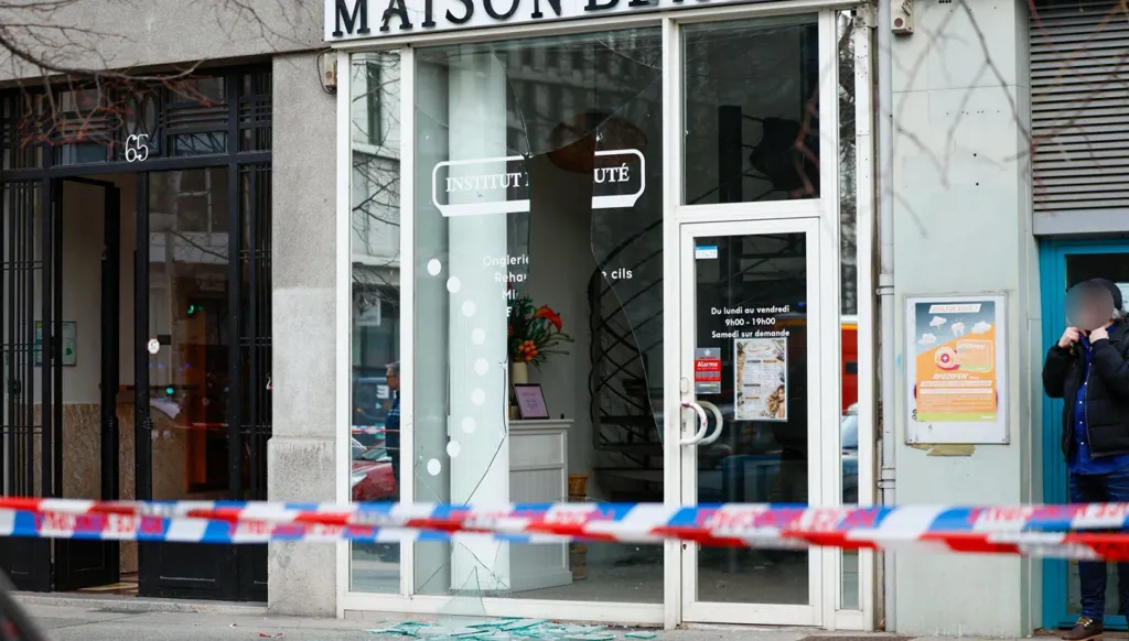 انفجار قنبلة يدوية داخل صالون تجميل (فيديو)