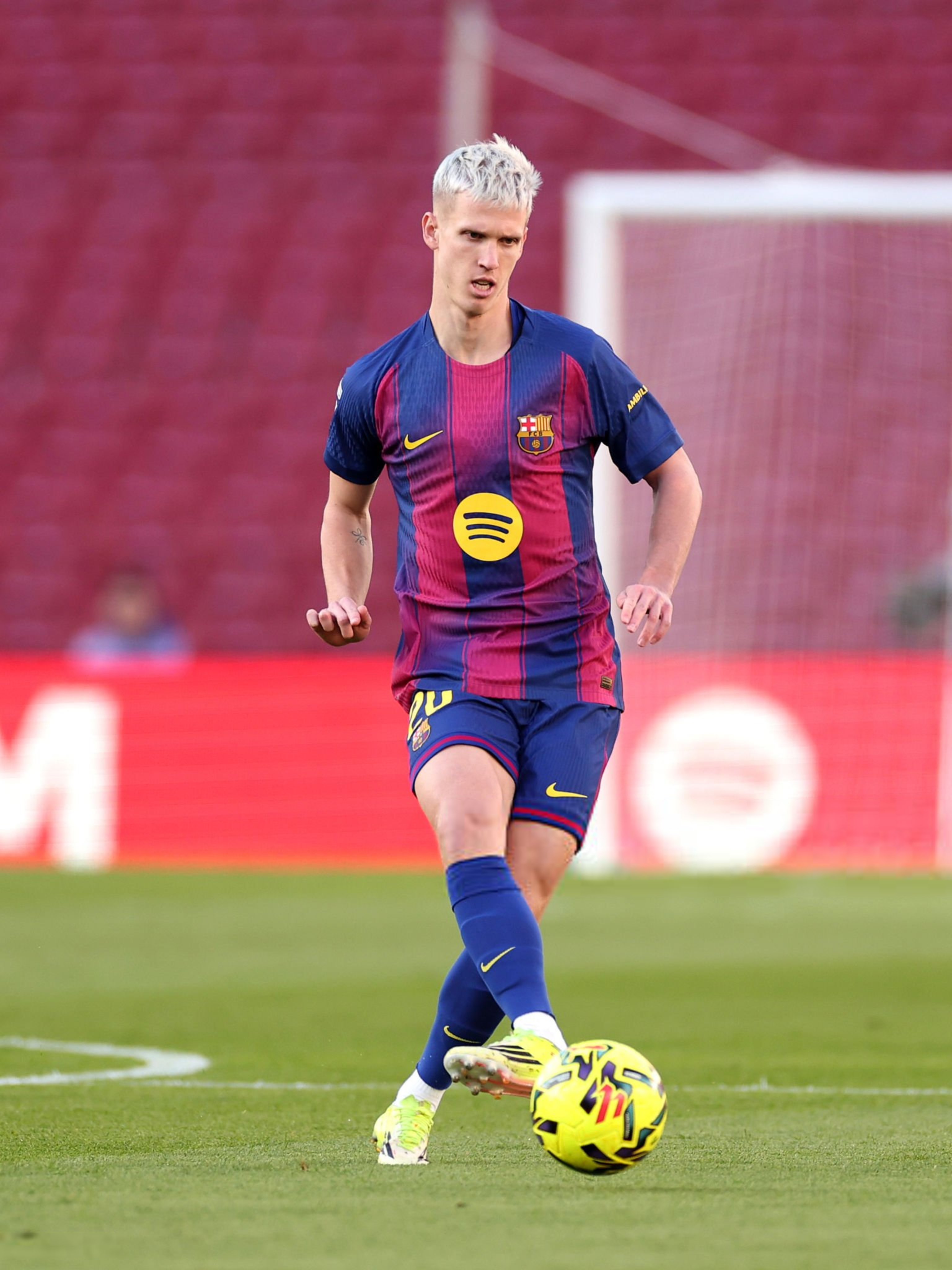 داني أولمو مع برشلونة. (وكالات)