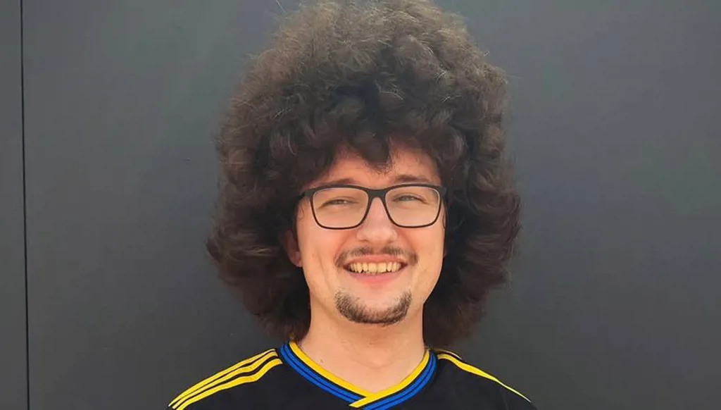 مشجّع مانشستر يونايتد الأشهر يقترب من حلاقة شعره