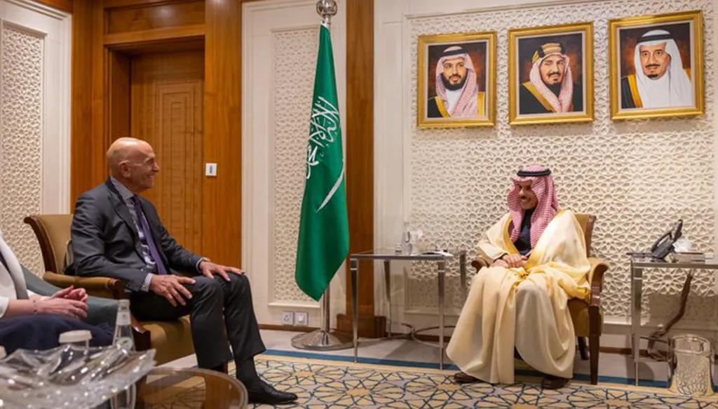 وزير الخارجية السعودي يبحث مع براك التطورات الأخيرة في سوريا