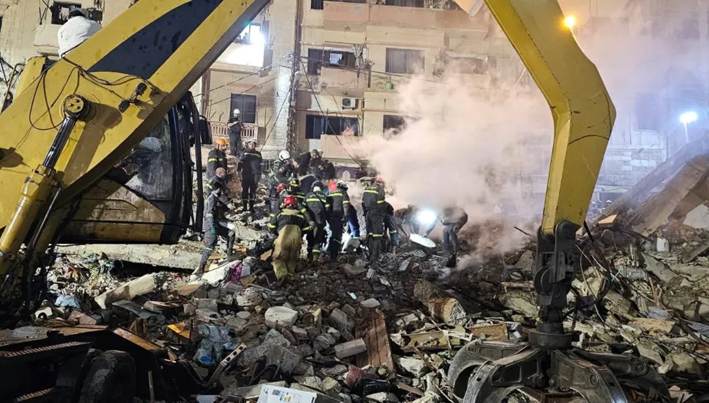 الدفاع المدني: تنفيذ عمليات بحث وإنقاذ في موقع انهيار مبنى سكني في طرابلس