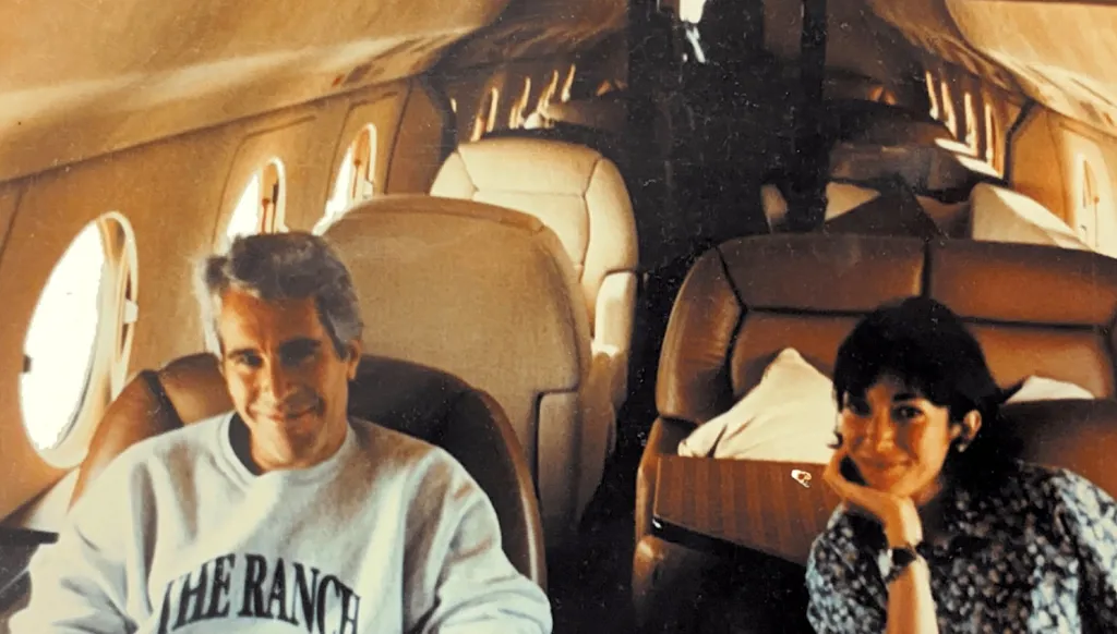 محامي صديقة إبستين: مستعدة للاعتراف مقابل العفو العام… وهذا ما تعرفه عن ترامب وكلينتون