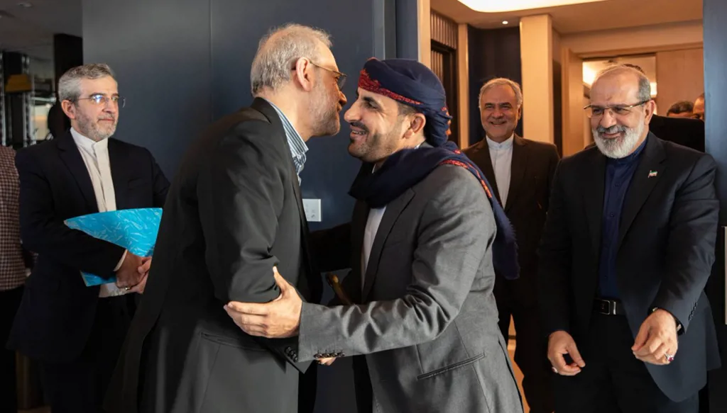 وسط حراك دبلوماسي مكثف... لاريجاني يلتقي المتحدث باسم الحوثيين في مسقط