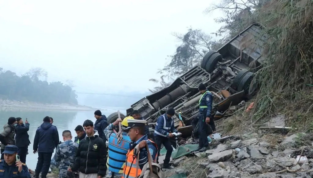 بالفيديو... 19 قتيلاً في حادث حافلة في نيبال