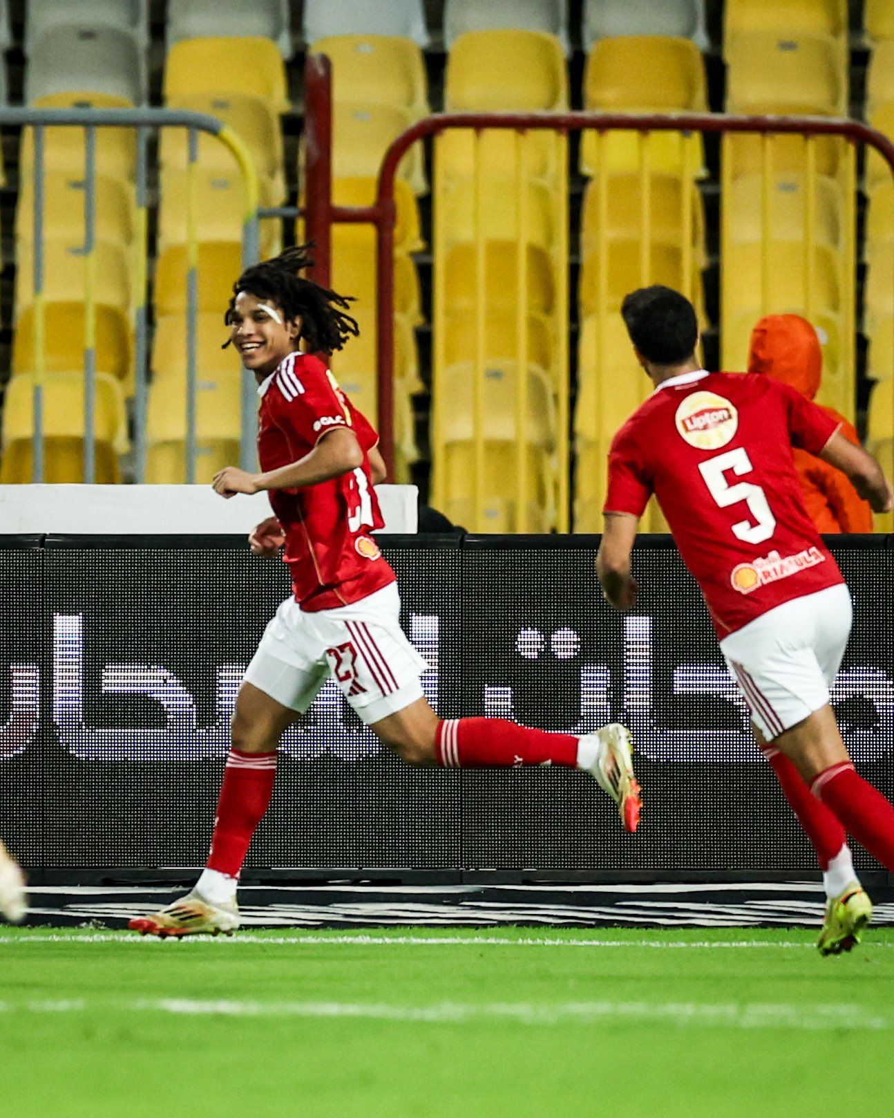 الأهلي يريد انتزاع الصدارة. (وكالات)