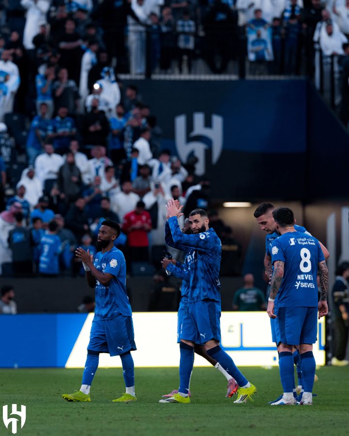 بنزيما بقميص الهلال. 