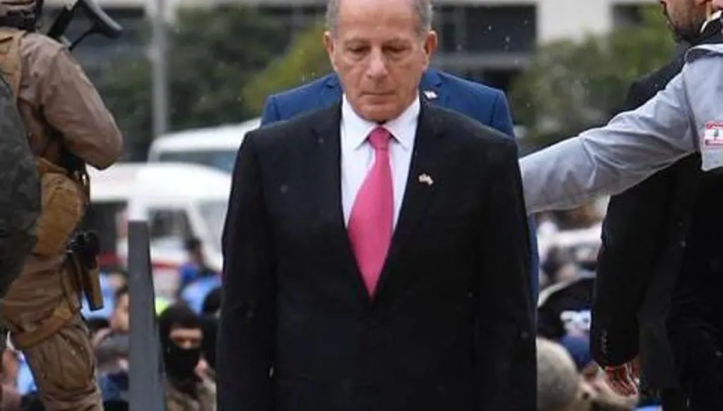 السفير الأميركي في لبنان ميشال عيسى يضع إكليلًا على ضريح رفيق الحريري