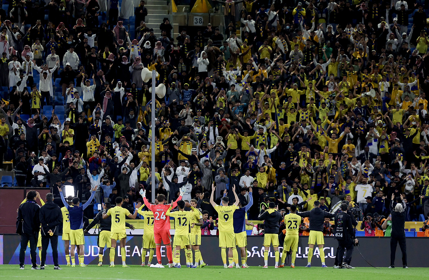 لاعبو نادي النصر مع الجمهور. (وكالات)