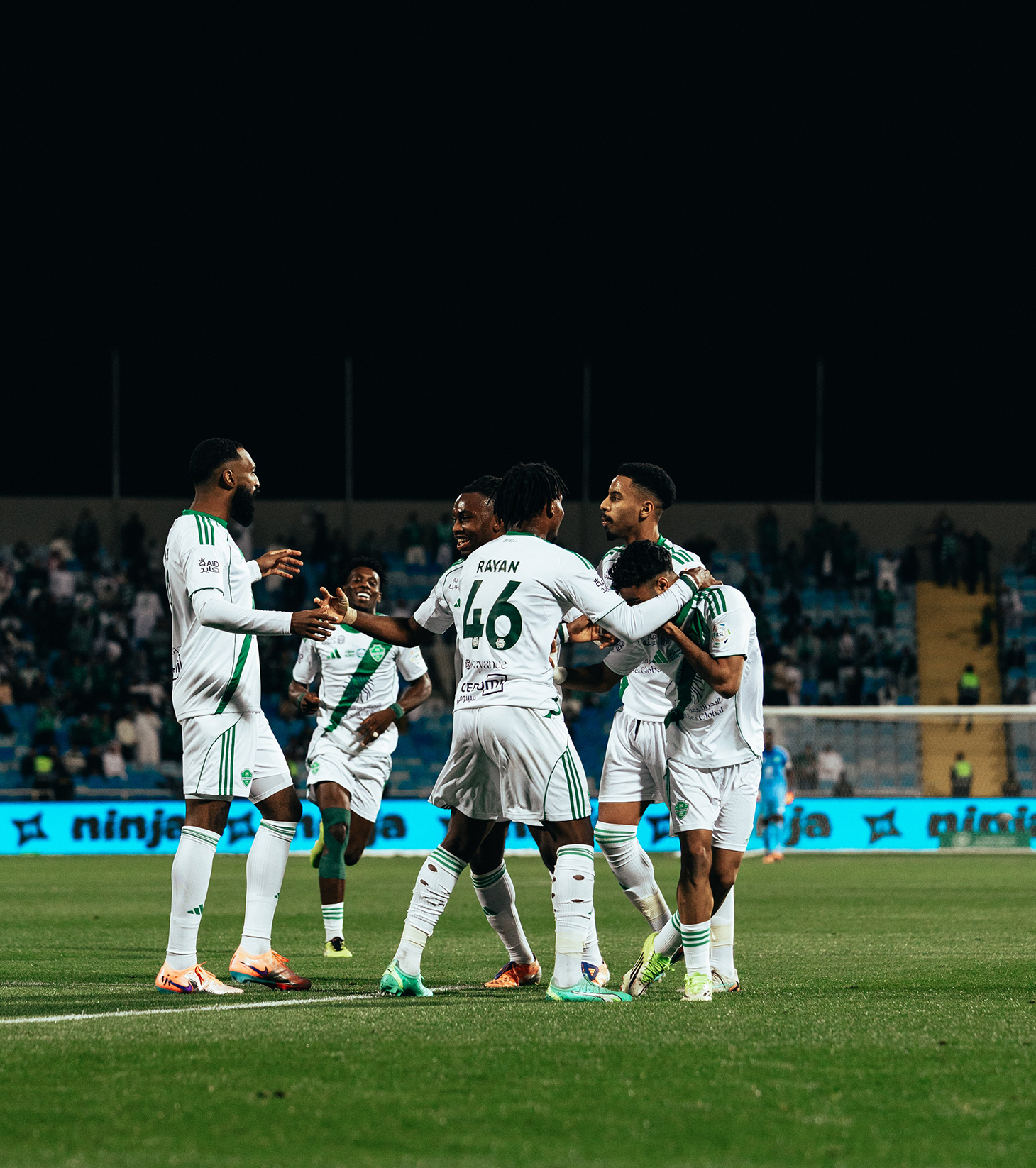 من مباراة الأهلي والرياض في الدوري السعودي. (وكالات)