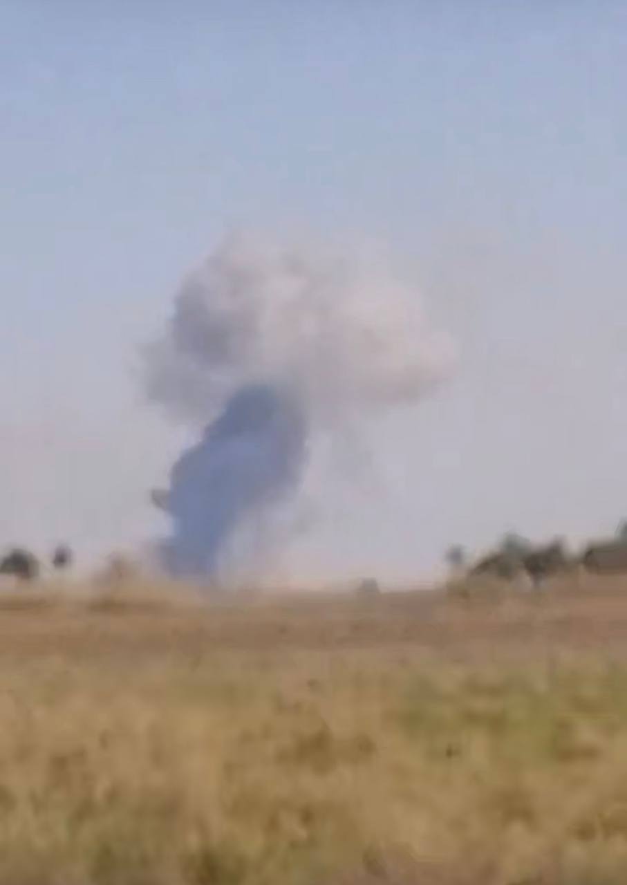 دخان يتصاعد من مكتن الاستهداف. (اكس)