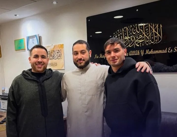 النجم المغربي إبراهيم دياز في المسجد. (وكالات)