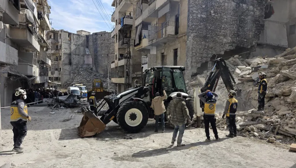 انهيار بناء سكني في حلب... وفرق متخصصة وآليات ثقيلة تعمل لانقاذ 10 أشخاص