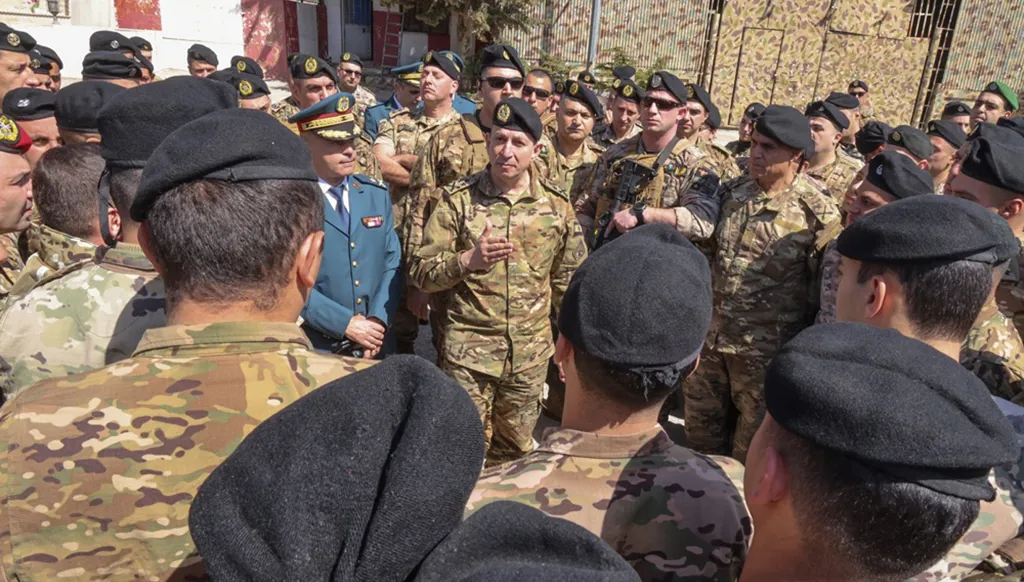 قائد الجيش: عازمون على بسط سلطة الدولة على جميع أراضيها