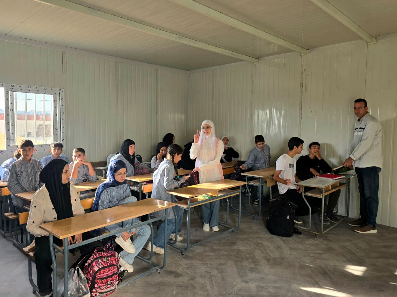 أحد الصفوف المدرسية داخل غرفة جاهزة (أحمد منتش)