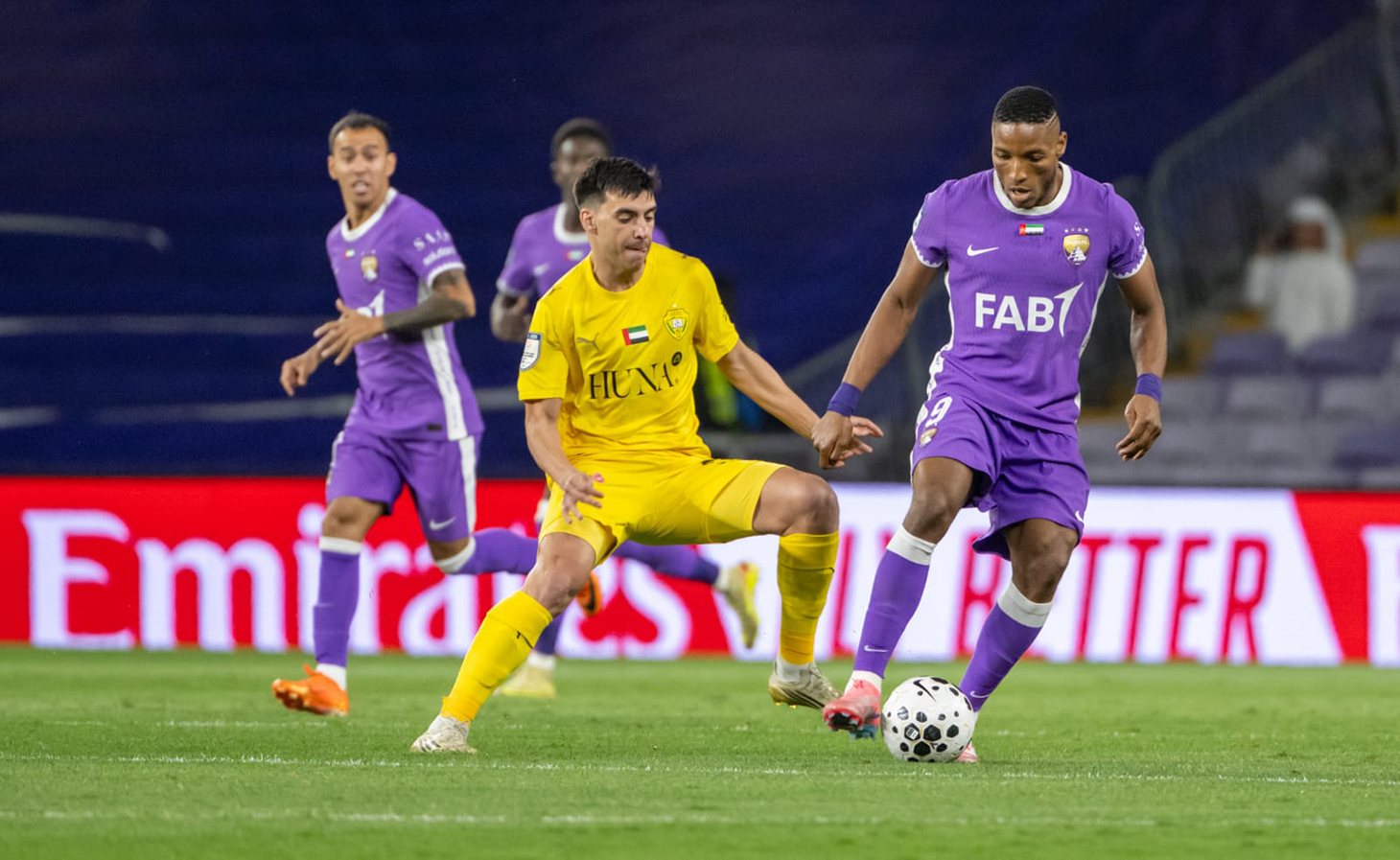 من مباراة العين والوصل في الدوري الإماراتي. (وكالات)