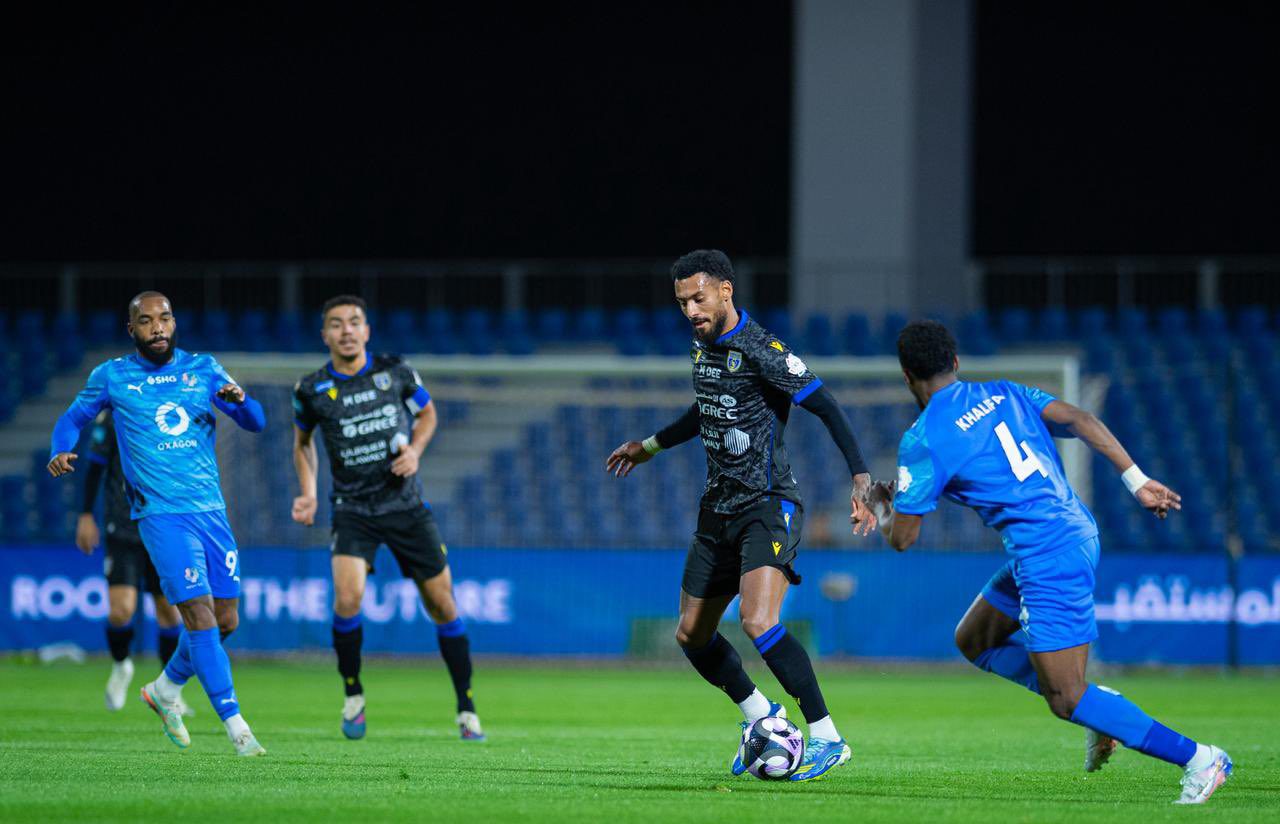 من لقاء التعاون ونيوم في الدوري السعودي. (وكالات)