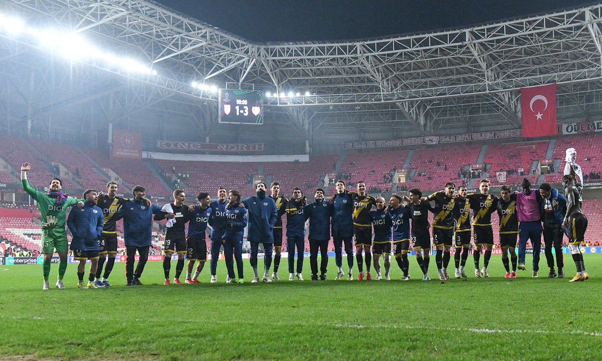 لاعبو رايو فايكانو بعد الفوز. (وكالات)