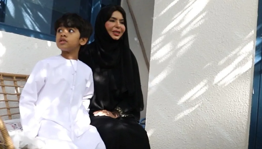 أمومة نادرة لإماراتية تبنت طفلاً من أصحاب الهمم اختارها بنفسه