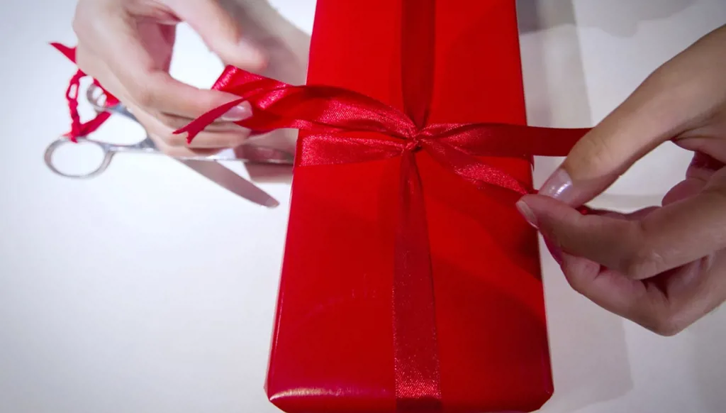 دليل تقديم الهدايا في موسم الأعياد: ما الذي يُستحسن فعله وما الذي يُفضَّل تجنّبه؟