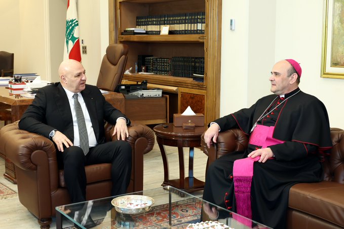 جوزف عون والسفير البابوي المونسنيور باولو بورجيا (الرئاسة اللبنانية).