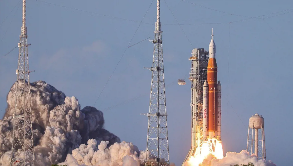 بالصور والفيديو- ناسا تطلق أول مهمة مأهولة للقمر منذ 50 عاماً