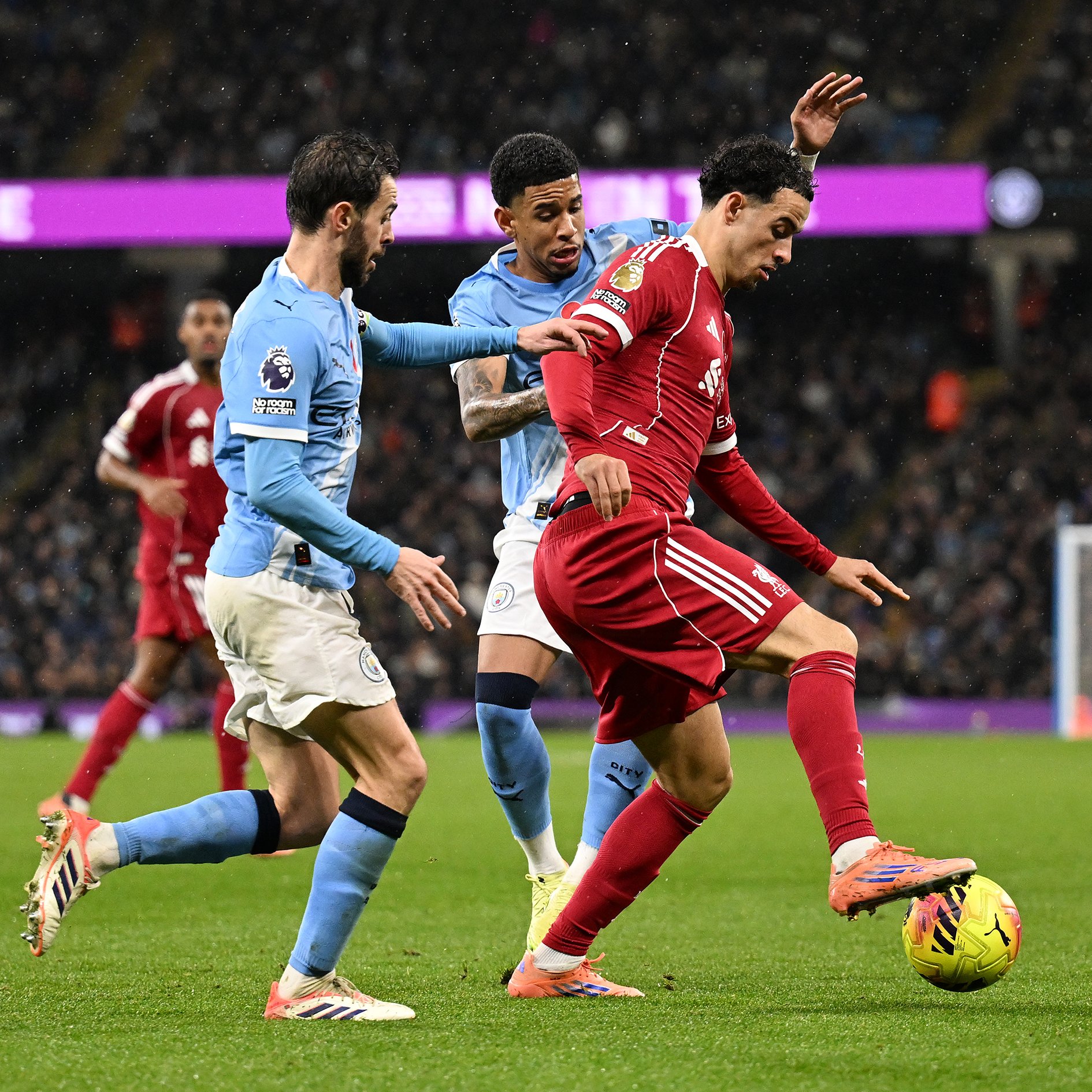 من مباراة سابقة بين ليفربول ومانشستر سيتي. (وكالات)