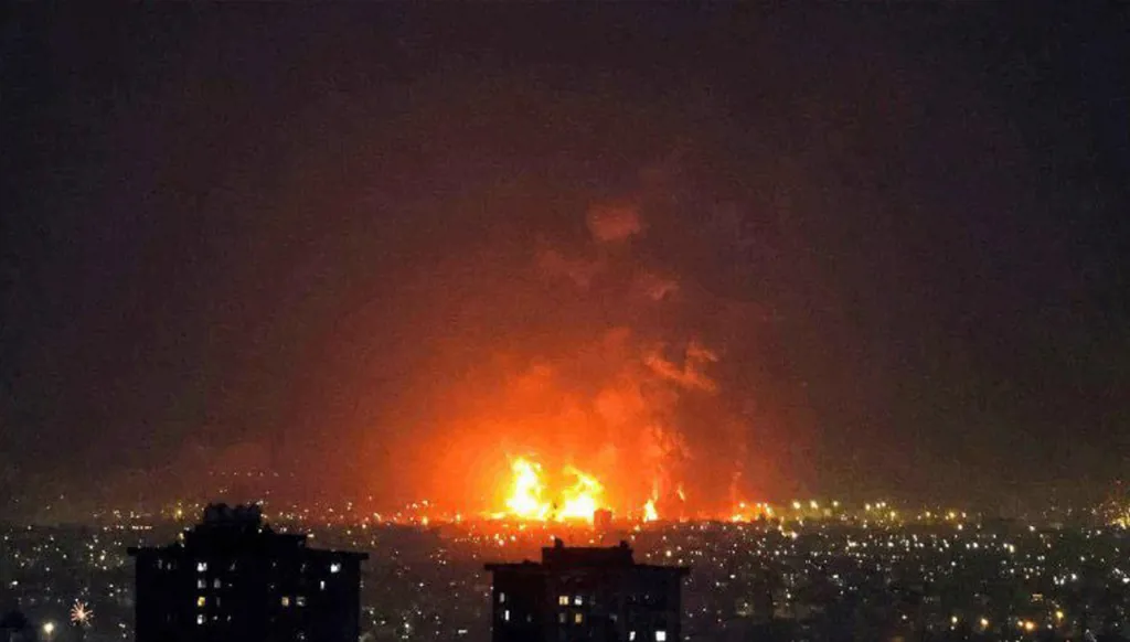 إعلام إيراني: هجمات إسرائيلية–أميركية تستهدف منشآت طاقة في أصفهان وخرمشهر