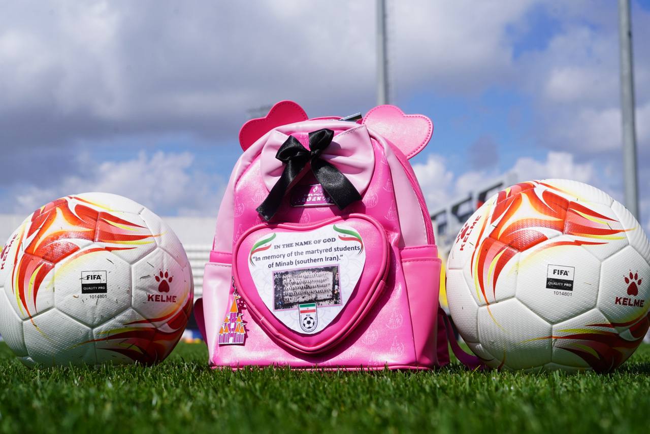 تحية من المنتخب الإيراني لضحايا مدرسة ميناب. (وكالات)