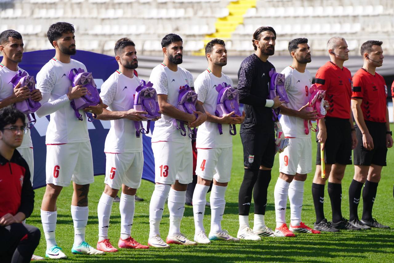 منتخب إيران قبل انطلاق المباراة أمام نيجيريا. (وكالات)