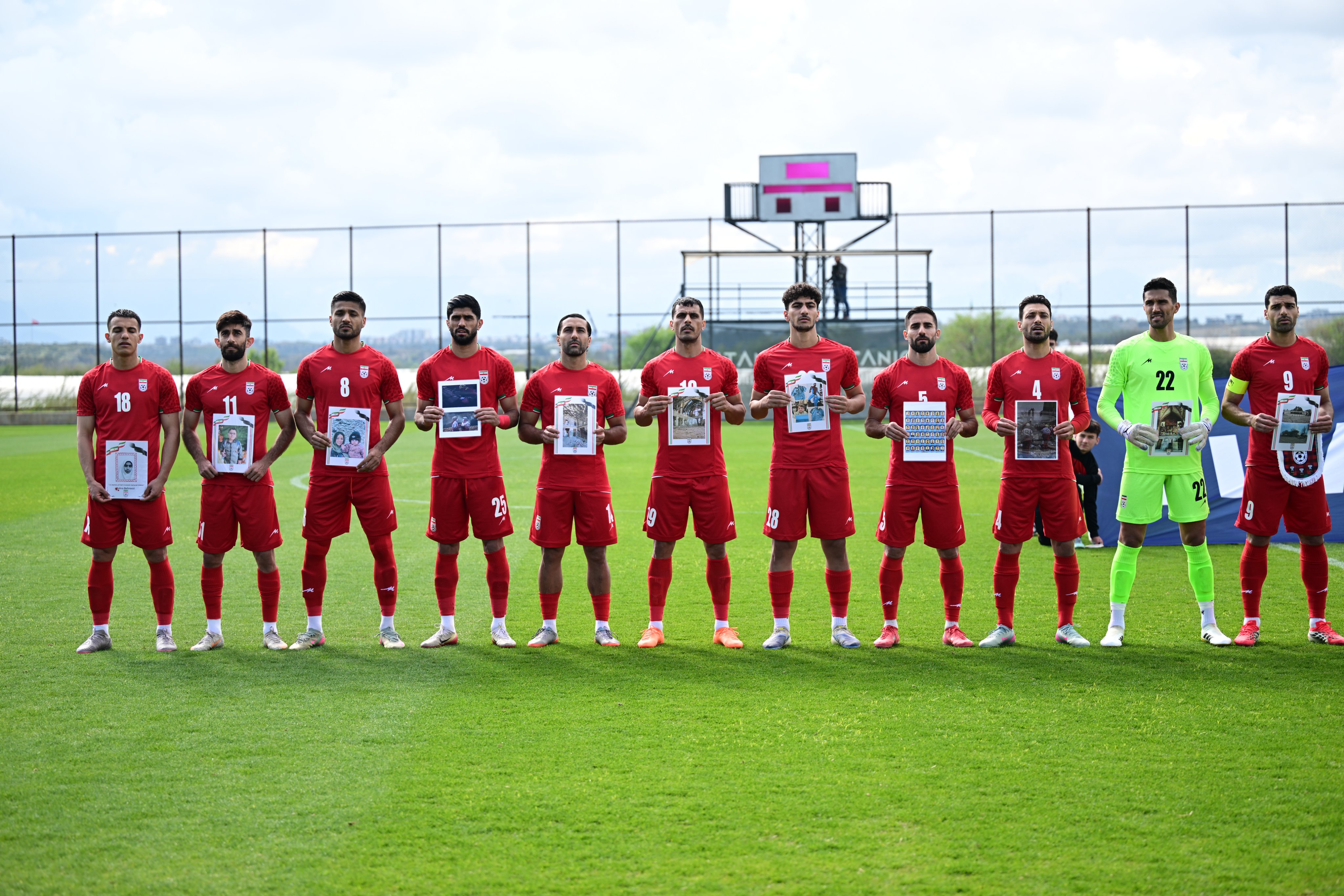 لاعبو منتخب إيران خلال عزف النشيد الوطني. (وكالات)