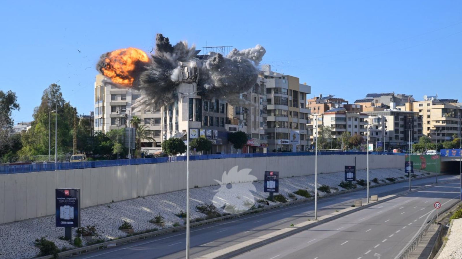 الغارة الإسرائيلية على المبنى المهدد في الغبيري (نبيل اسماعيل).