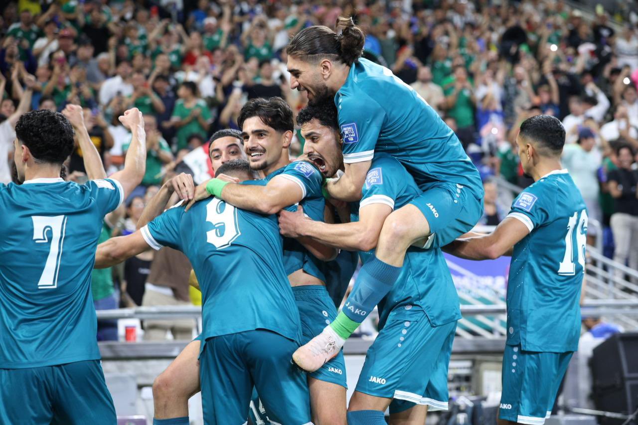 لاعبو العراق بعد الهدف الأول.