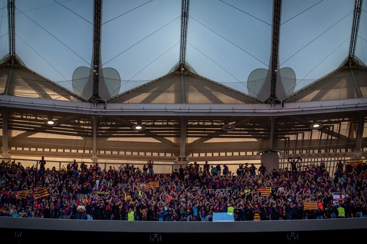 جمهور برشلونة خلال مباراة أتلتيكو مدريد.