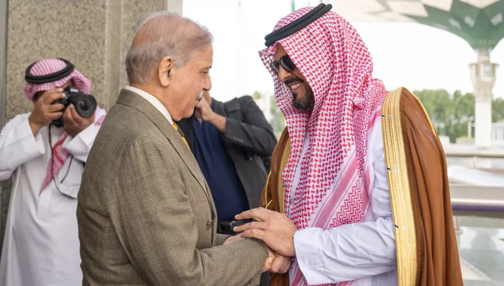 بالصور... رئيس وزراء باكستان يصل إلى جدة