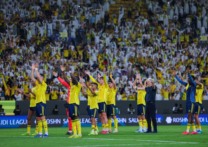 لاعبو النصر مع جماهير الفريق. (حساب النصر على إكس)