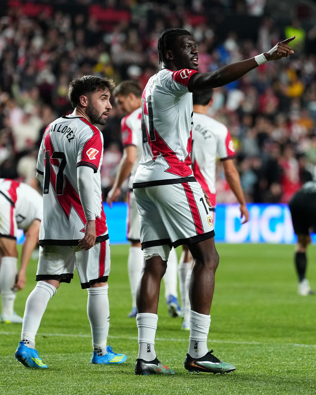 رايو فايكانو يسحق أيك أثينا اليوناني. (وكالات)