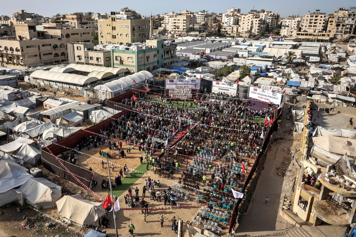 حفل زفاف جماعي للعرائس والعرسان الفلسطينيين نظمته مؤسسة الإغاثة الإنسانية التركية في مدينة غزة في 11 أيار/مايو 2026 (أ ف ب)