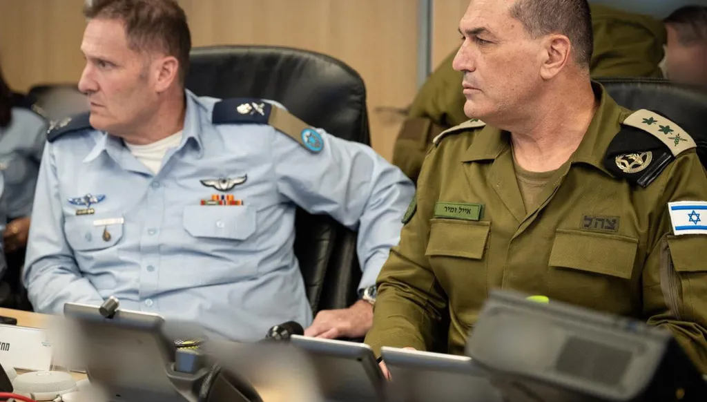 من غرفة القيادة في سلاح الجو... رئيس الأركان الإسرائيلي يشرف على الضربات على لبنان (صور)