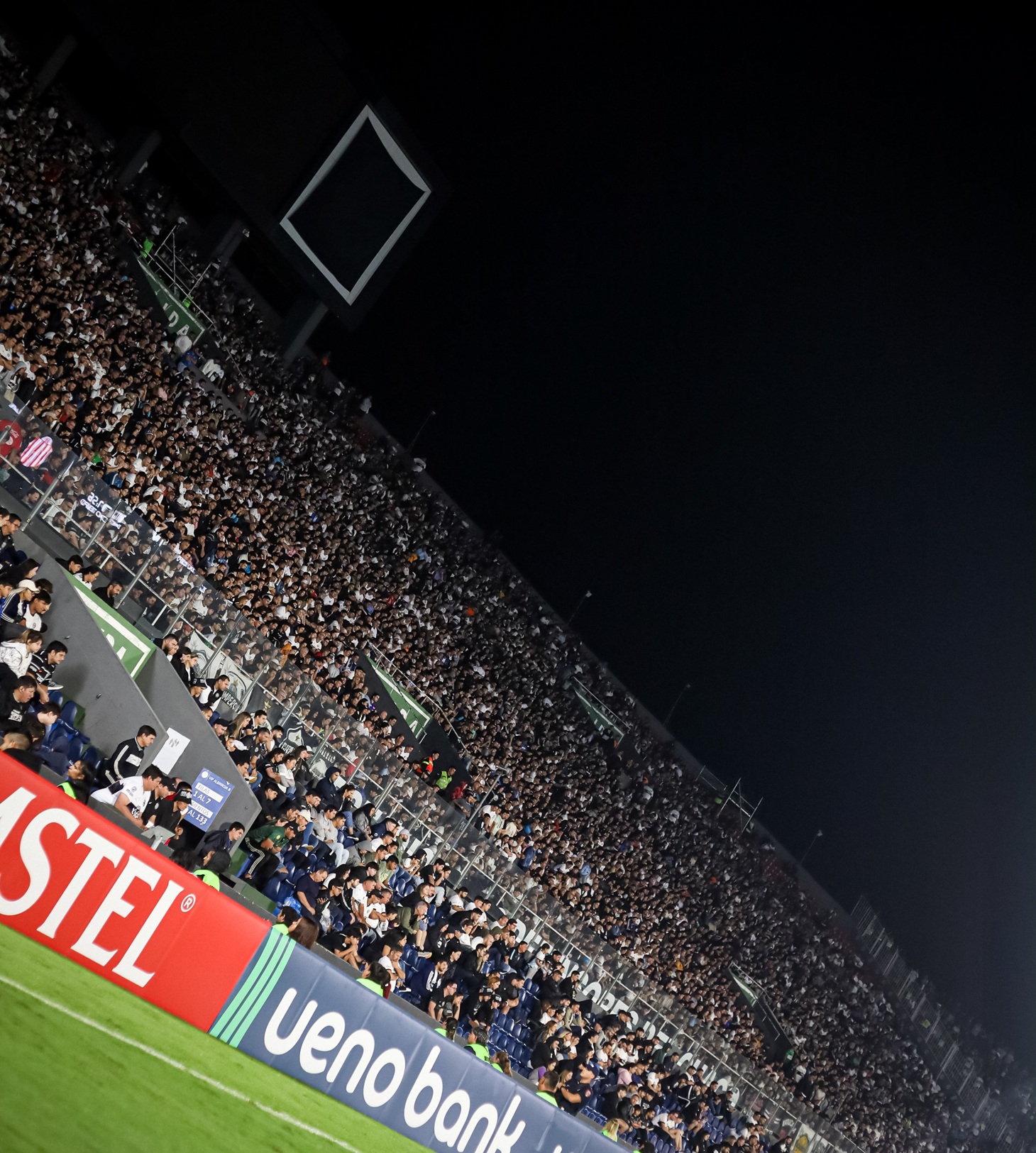 جمهور أولمبيا في المدرجات. (وكالات)