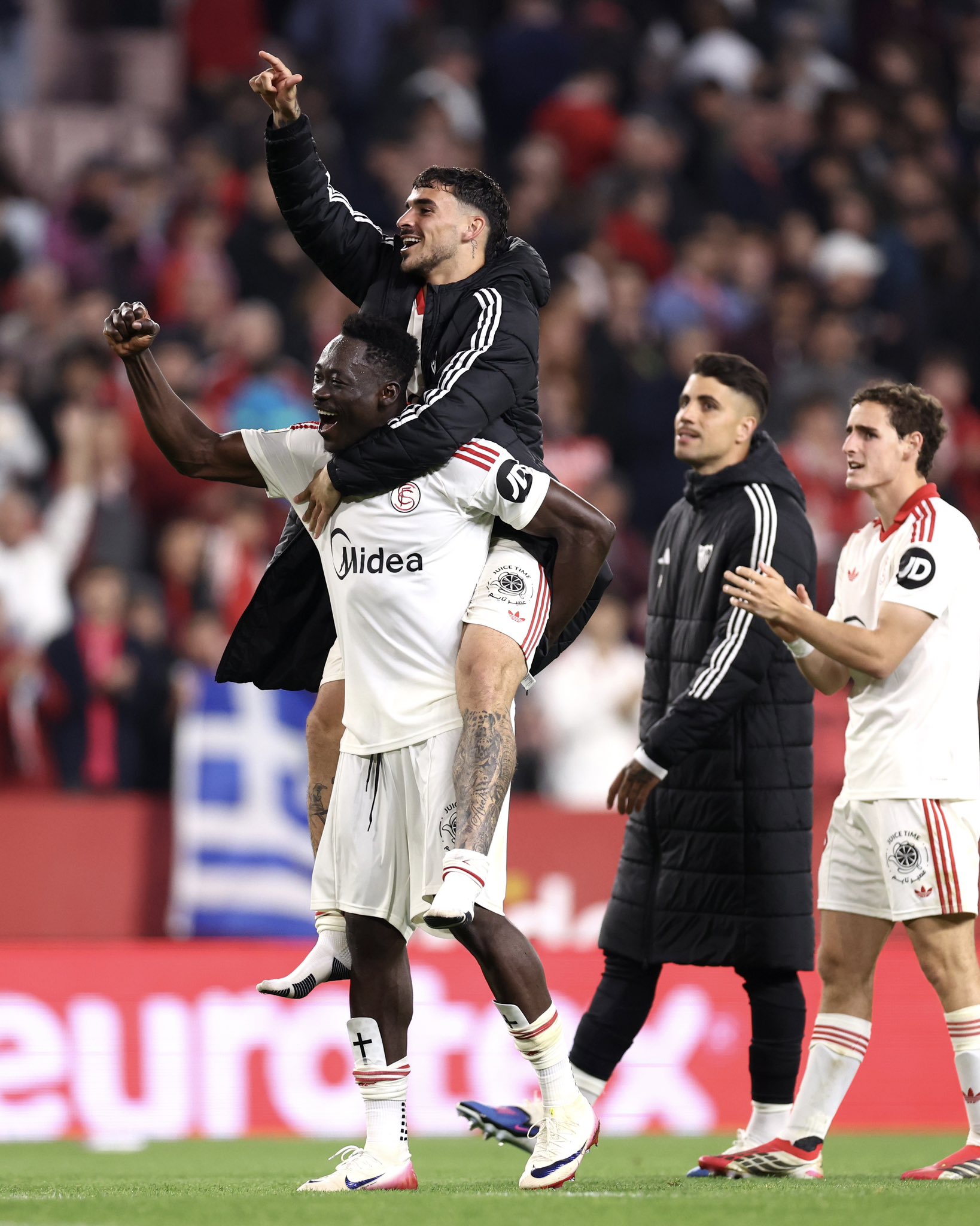 لاعبو نادي إشبيلية. (وكالات)