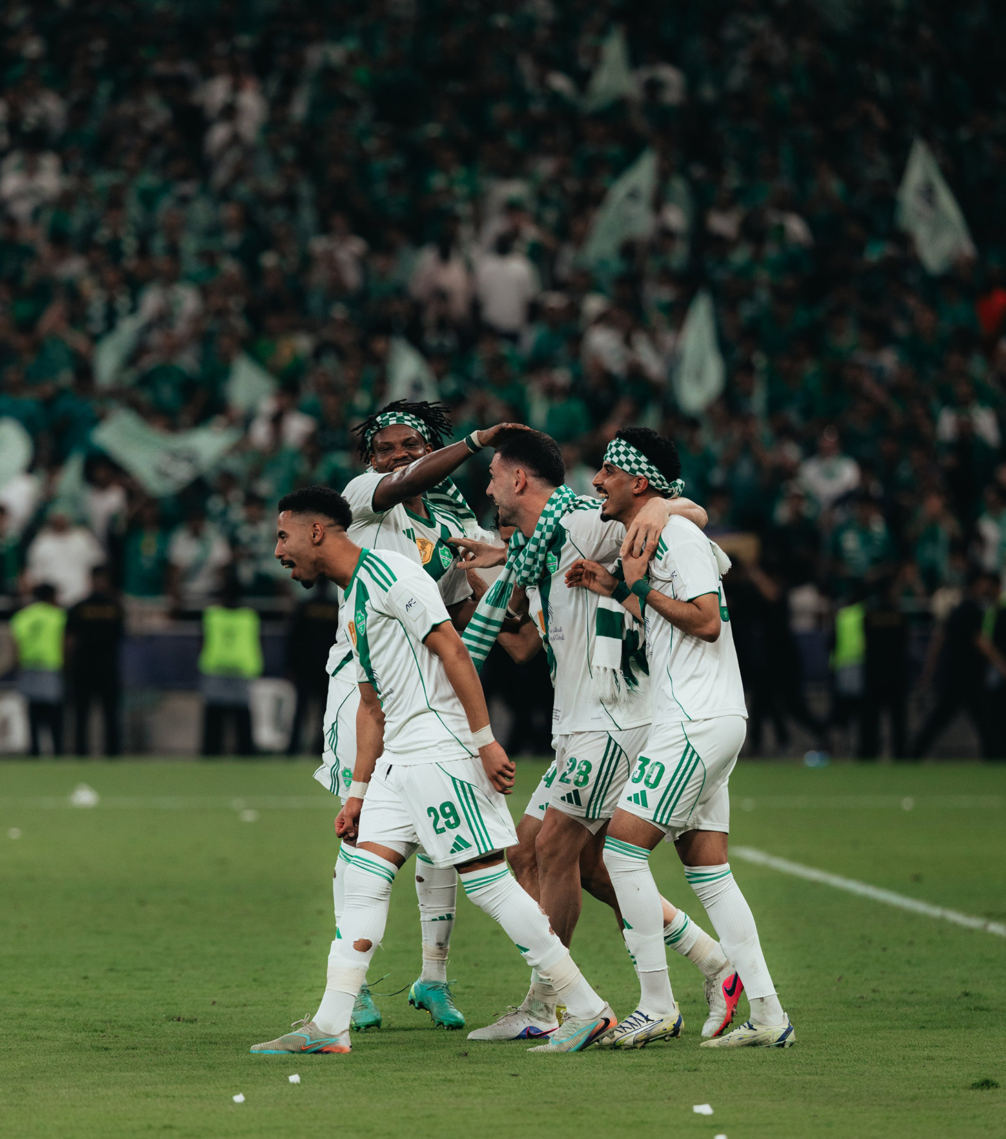 لاعبو الأهلي السعودي يحتفلون بلقب دوري أبطال آسيا للنخبة. (وكالات)