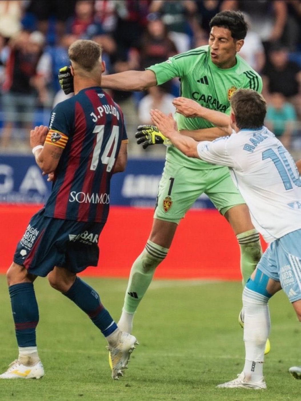 حارس مرمى سرقسطة إستيبان أندرادا خلال تدخله العنيف في المباراة. (وكالات)