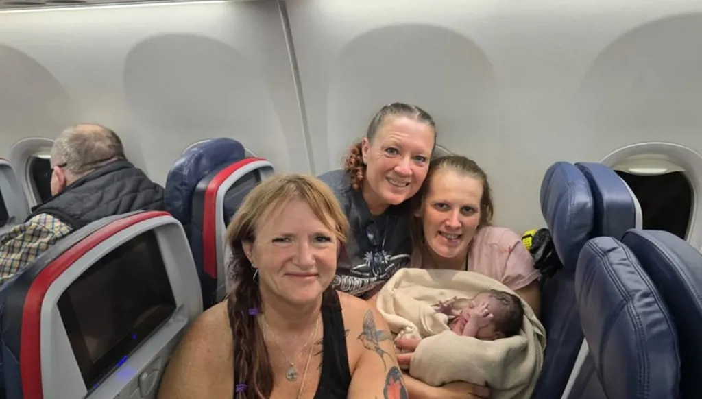 ولادة مُفاجئة على متن طائرة… أميركية تضع مولودتها في الجو (صور وفيديو)