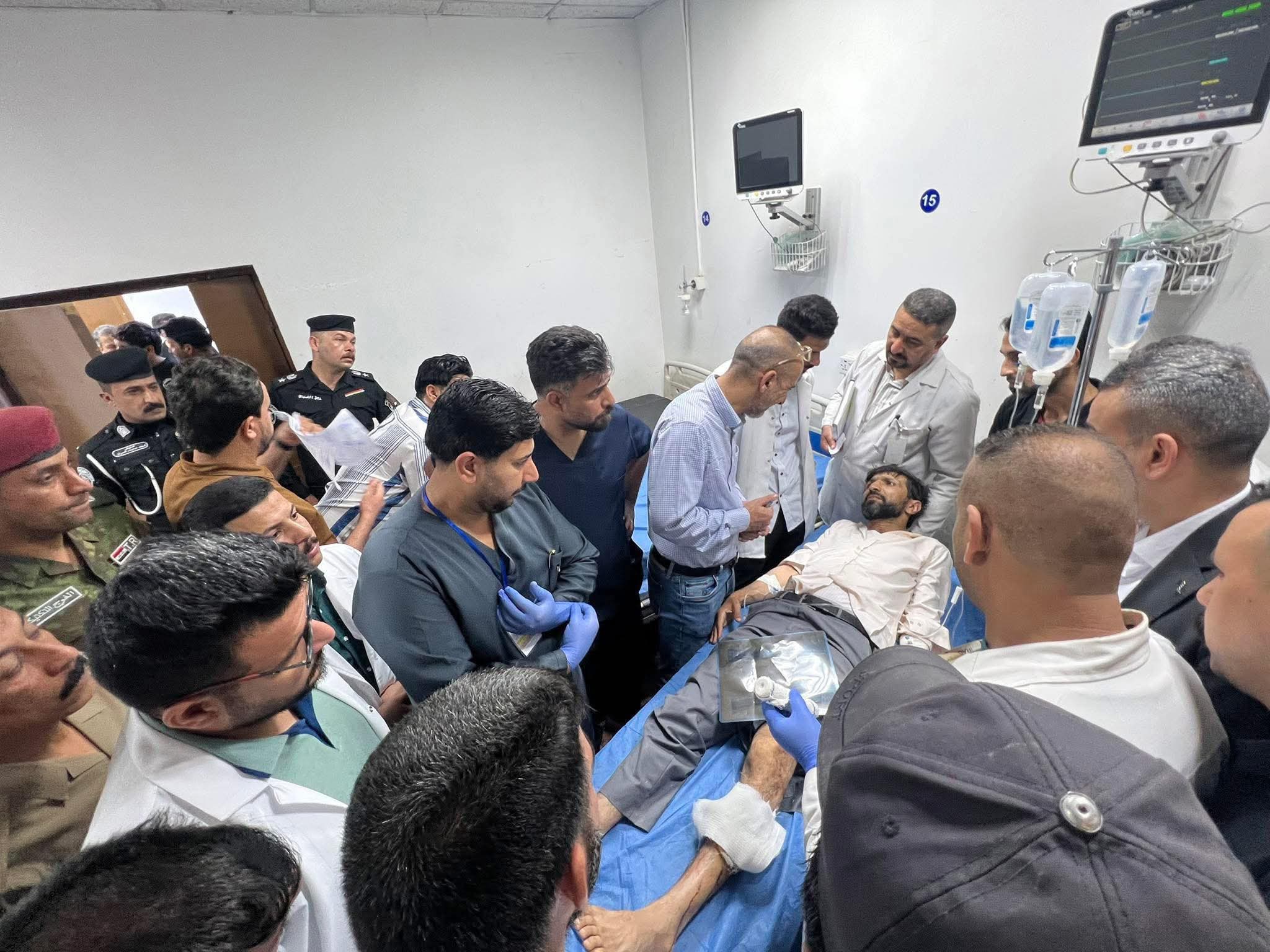 الناشط العراقي ضرغام ماجد في المستشفى عقب محاولة اغتياله. (اكس)