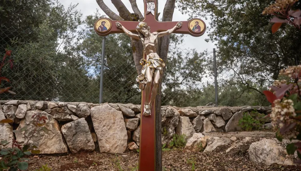 دبل ترفع صليبها مجدداً... ما هو موقف كنيسة لبنان؟