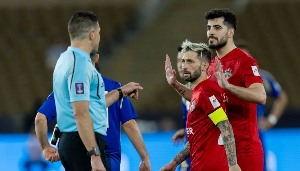 قرار مثير للجدل... هل ظلم الحكم شباب الأهلي في دوري أبطال آسيا للنخبة؟ (فيديو)