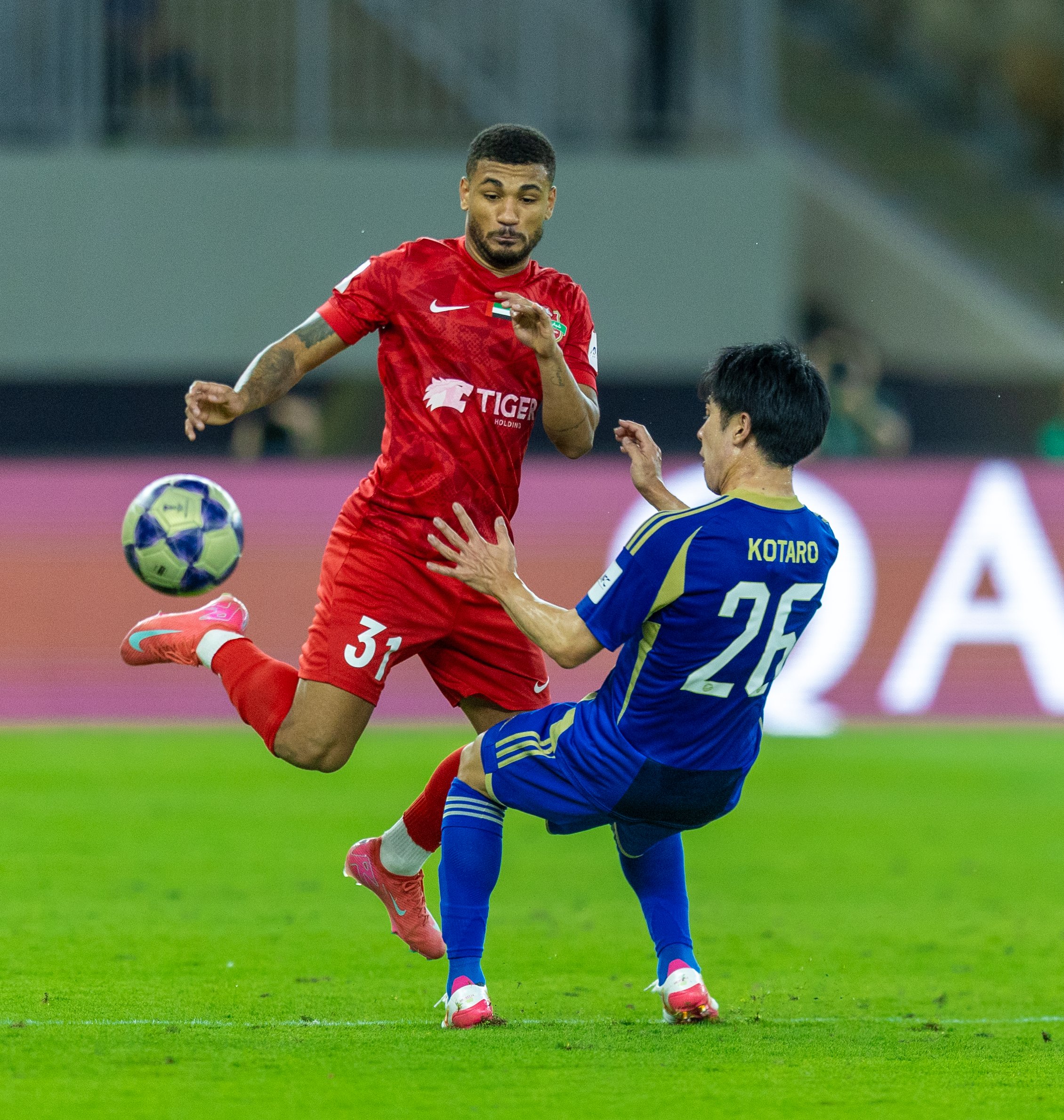 من مباراة شباب الأهلي الإماراتي وماتشيدا زيلفيا الياباني. (وكالات)