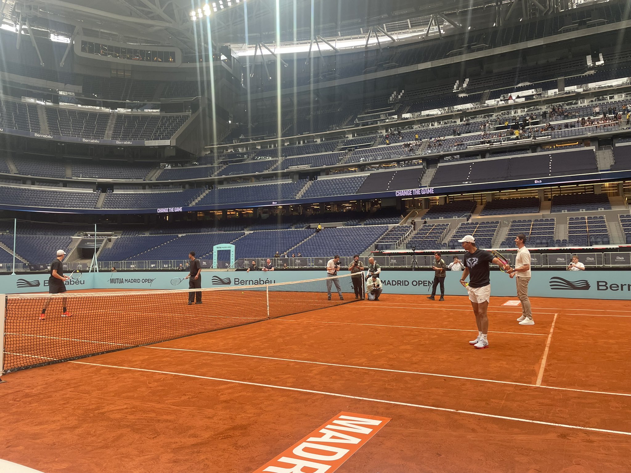 لقطة من المباراة الاستعراضية. (وكالات)