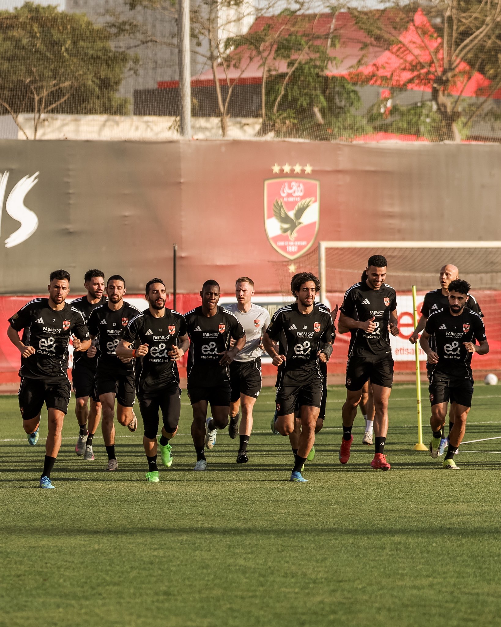 لاعبو النادي الأهلي خلال التمارين. (وكالات)