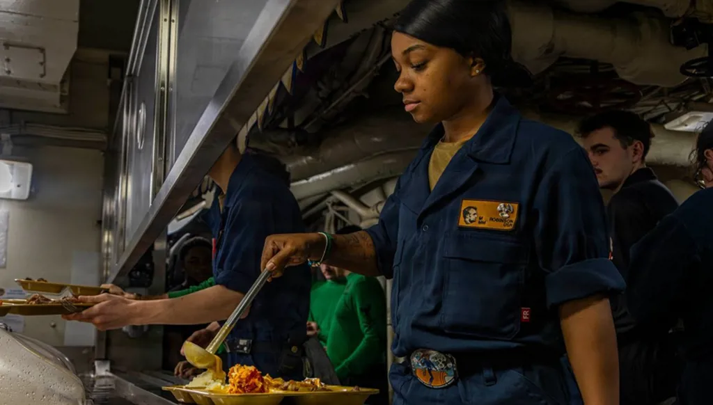 12 ألف بيضة يومياً... رقم صادم لما يتناوله الجنود على متن "لينكولن"